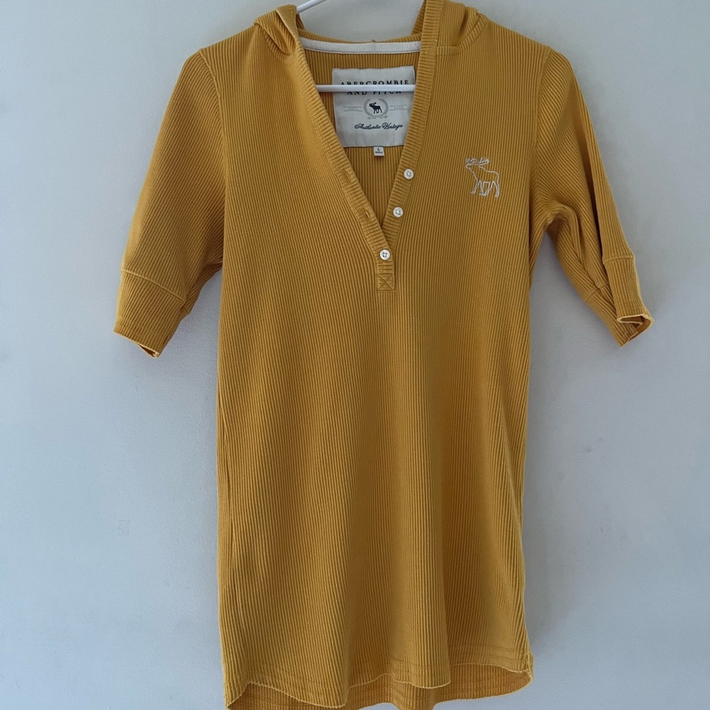 Unworn Vintage Abercrombie and Finch yellow classic logo hooded sweater-90’s